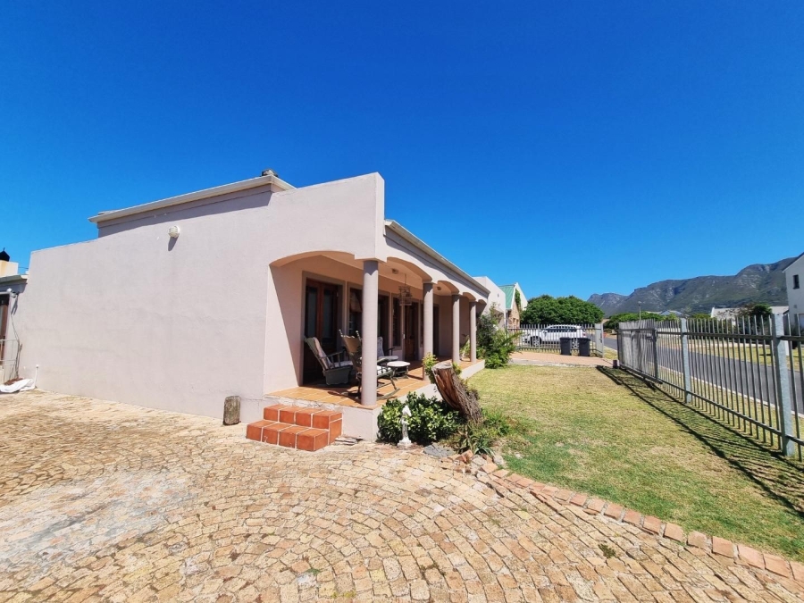 3 Bedroom Property for Sale in Sandbaai Western Cape